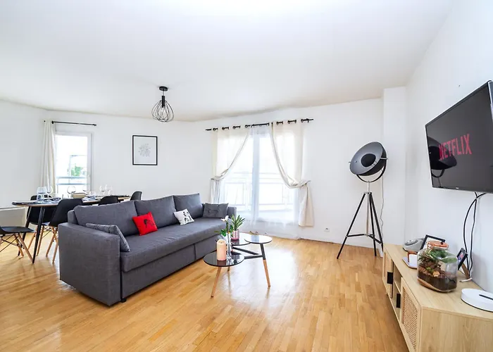 Cosy & Spacieux, Paris 10 Min + Parking Prive.