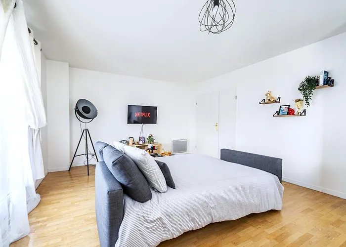 Cosy & Spacieux, Paris 10 Min + Parking Prive.