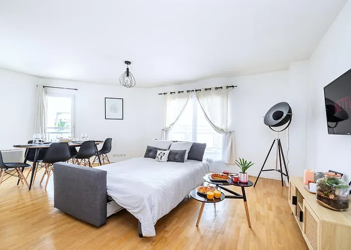 Cosy & Spacieux, Paris 10 Min + Parking Prive.