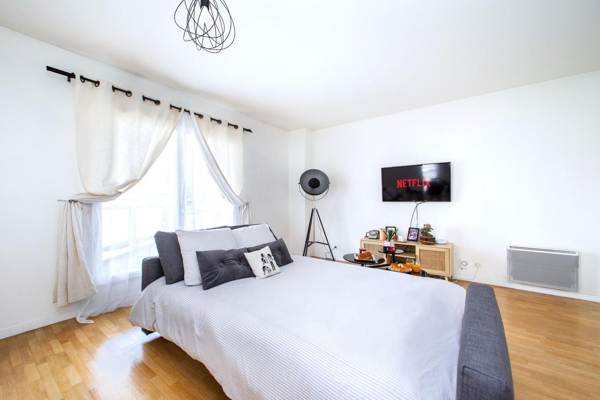 Cosy & Spacieux, Paris 10 Min + Parking Prive. Apartment