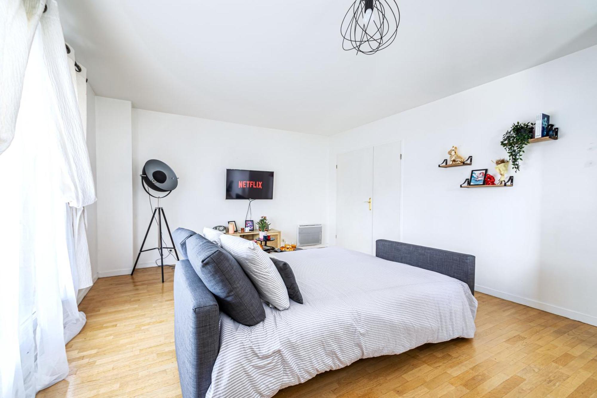 Cosy & Spacieux, Paris 10 Min + Parking Prive. Apartment