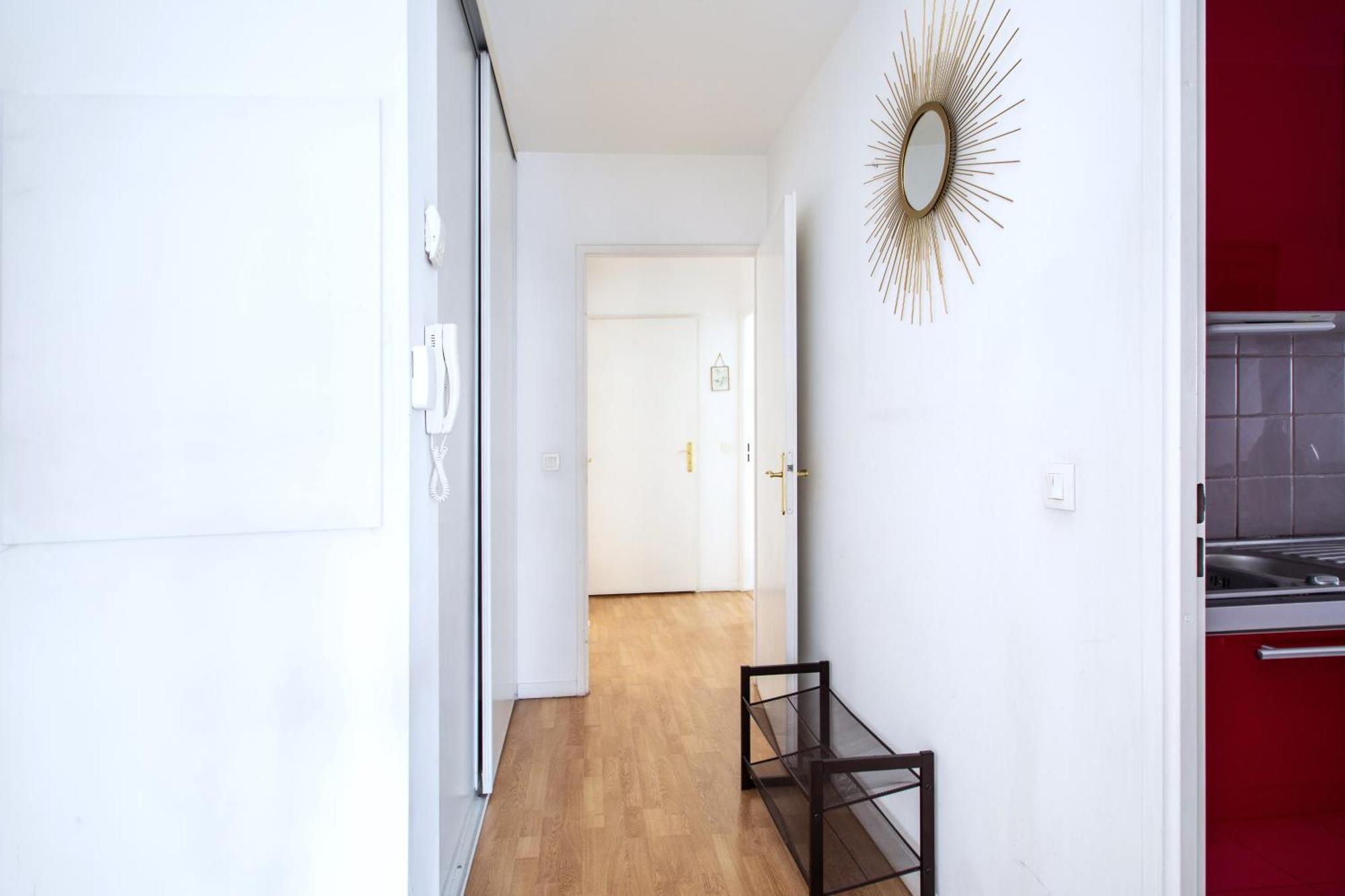 Cosy & Spacieux, Paris 10 Min + Parking Prive. Apartment *